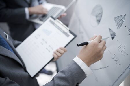 出産前に学資保険に加入する家庭が増えている理由とは