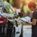 ケーススタディで学ぶ：弁護士特約・ロードサービス付き自動車保険のリアルな活用方法